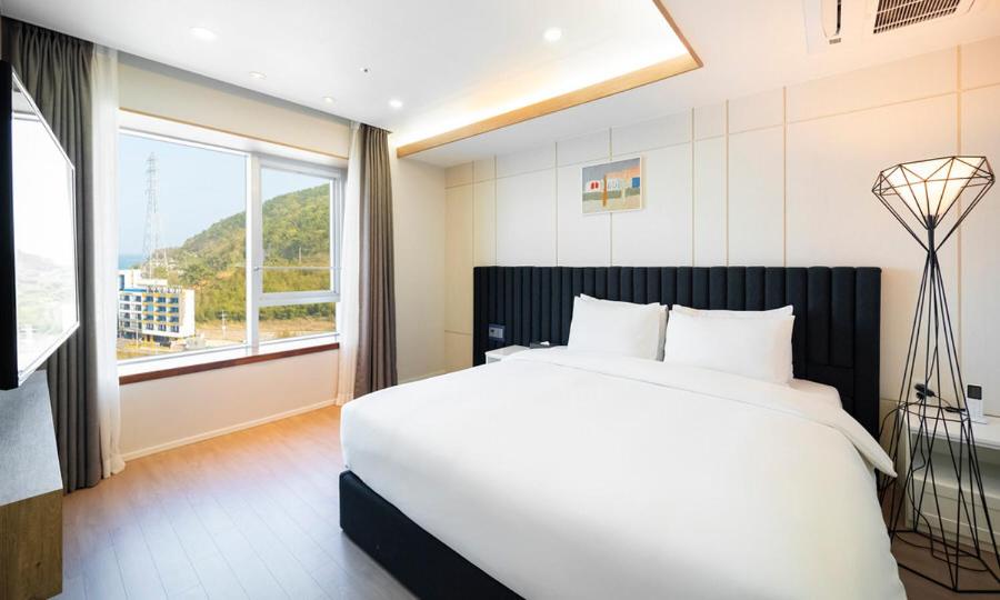 Postel nebo postele na pokoji v ubytování Yeosu Hotel Haven