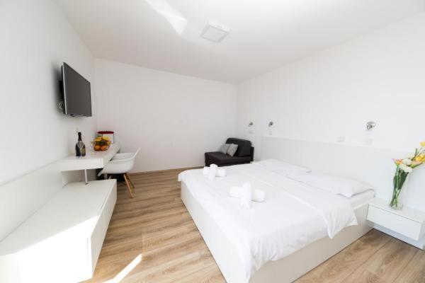 Rocky Beach Rooms - 17