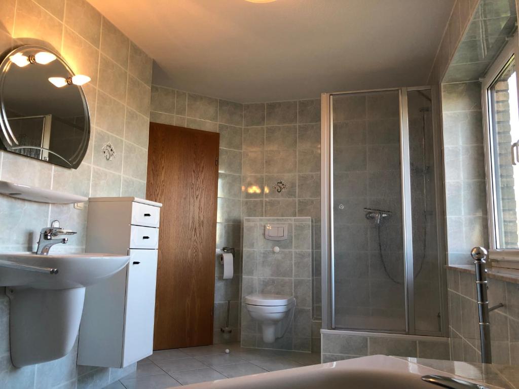 Ένα μπάνιο στο Ferienwohnung Zur Schoritzer Wiek