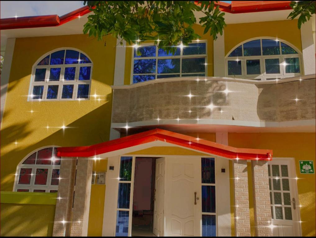 un modèle de maison est montré avec des lumières dans l'établissement Hedheykuri Residence Fuvahmulah, à Fuvahmulah