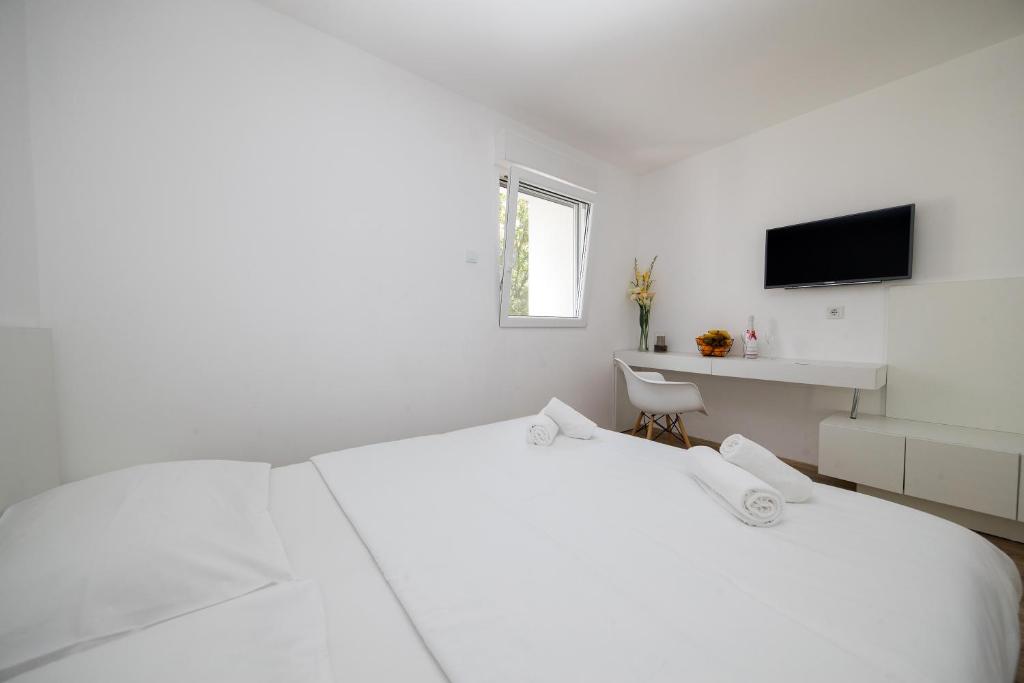 Rocky Beach Rooms - 18