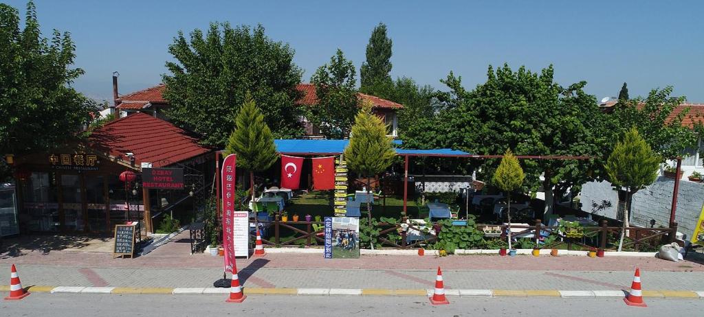 una calle con conos delante de una tienda en Ozbay Hotel en Pamukkale