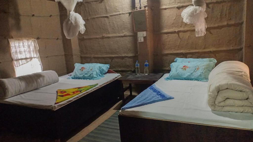 Postel nebo postele na pokoji v ubytování Bardiya Community Homestay