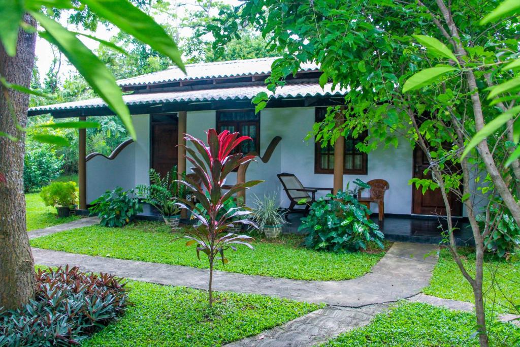 Garður fyrir utan Nimsara Lodge Sigiriya