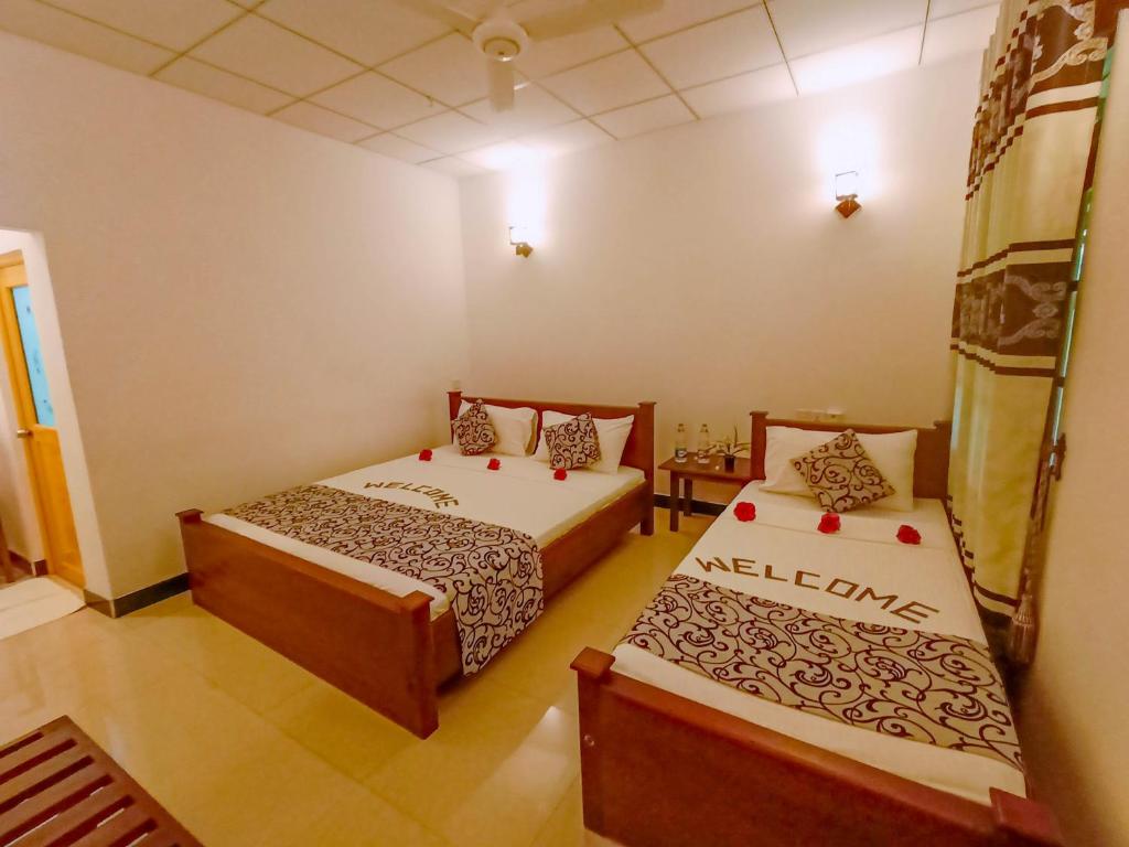 Postel nebo postele na pokoji v ubytování Nimsara Lodge Sigiriya