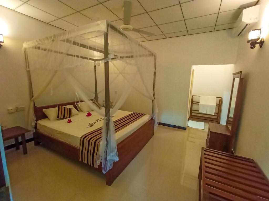 Postel nebo postele na pokoji v ubytování Nimsara Lodge Sigiriya