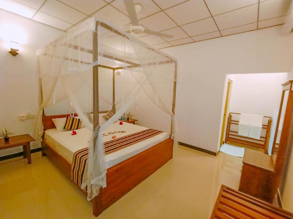 Postel nebo postele na pokoji v ubytování Nimsara Lodge Sigiriya