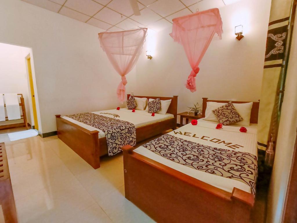 Postel nebo postele na pokoji v ubytování Nimsara Lodge Sigiriya
