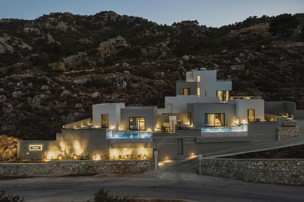 una casa al costado de una montaña por la noche en Aposperia Memorable Living, en Kyra Panagia