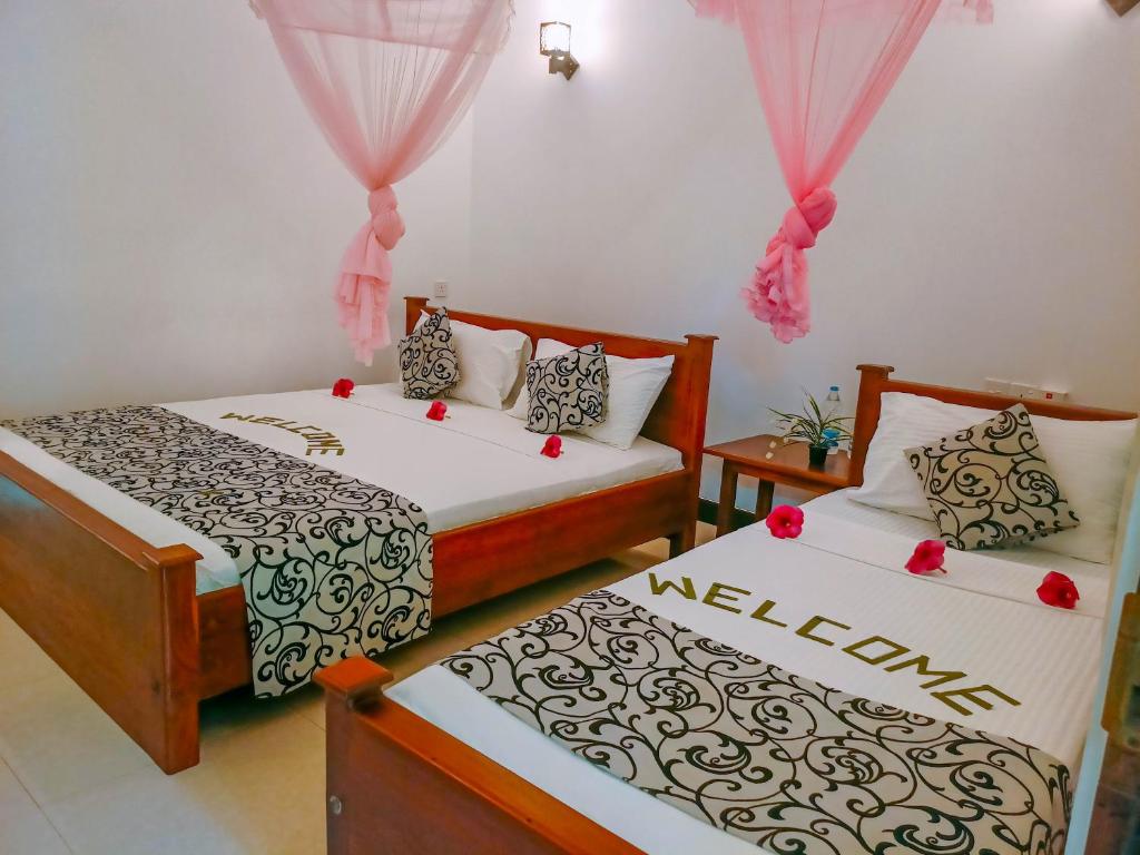 Postel nebo postele na pokoji v ubytování Nimsara Lodge Sigiriya