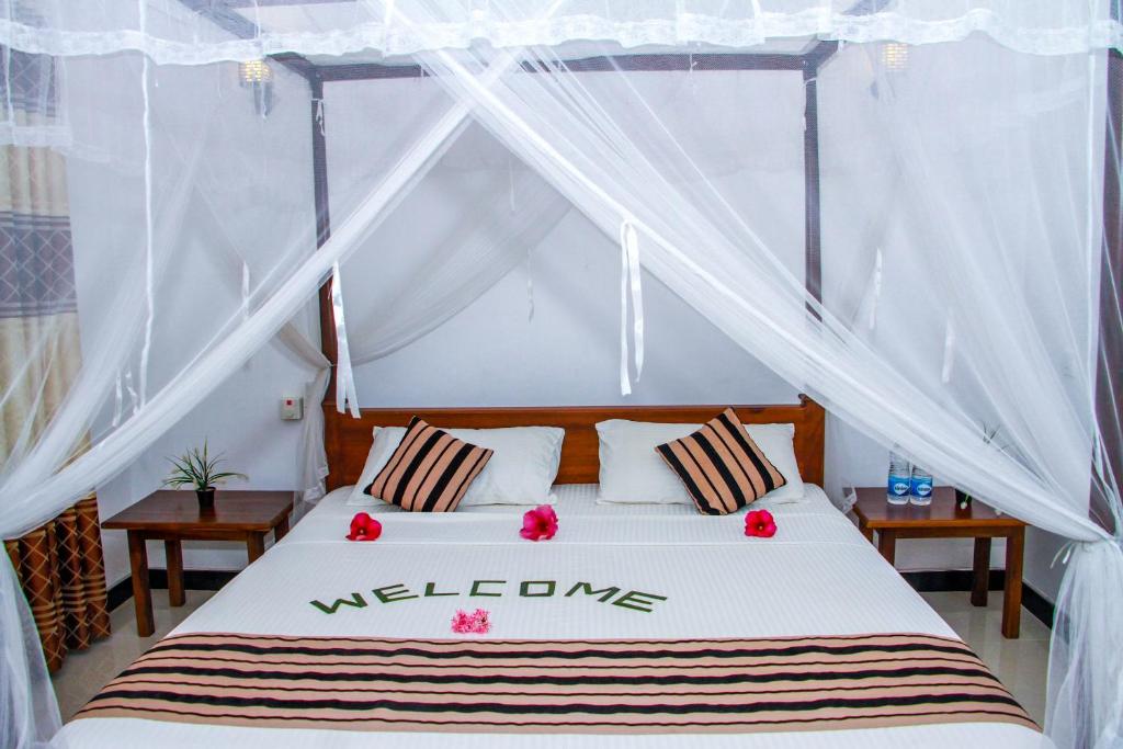 Postel nebo postele na pokoji v ubytování Nimsara Lodge Sigiriya