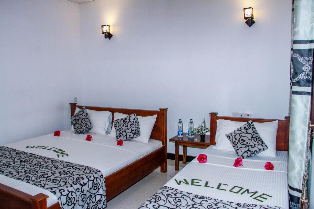 Postel nebo postele na pokoji v ubytování Nimsara Lodge Sigiriya