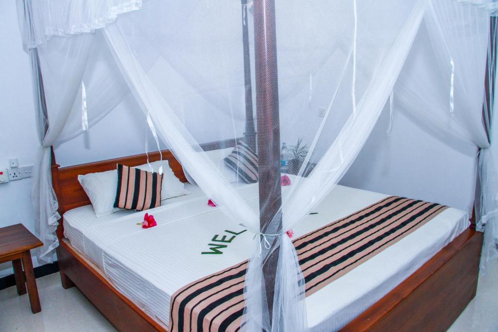 Postel nebo postele na pokoji v ubytování Nimsara Lodge Sigiriya