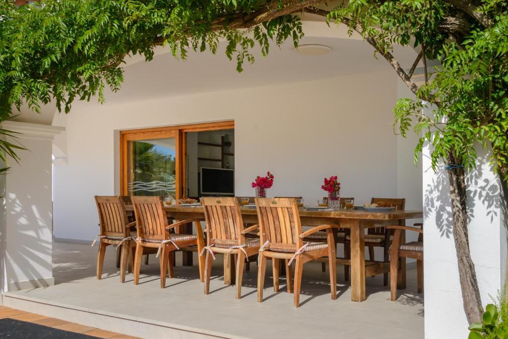 Patio nebo venkovní prostory v ubytování Villa Can Joan I - Fantastic Sunset Views and Family Friendly -