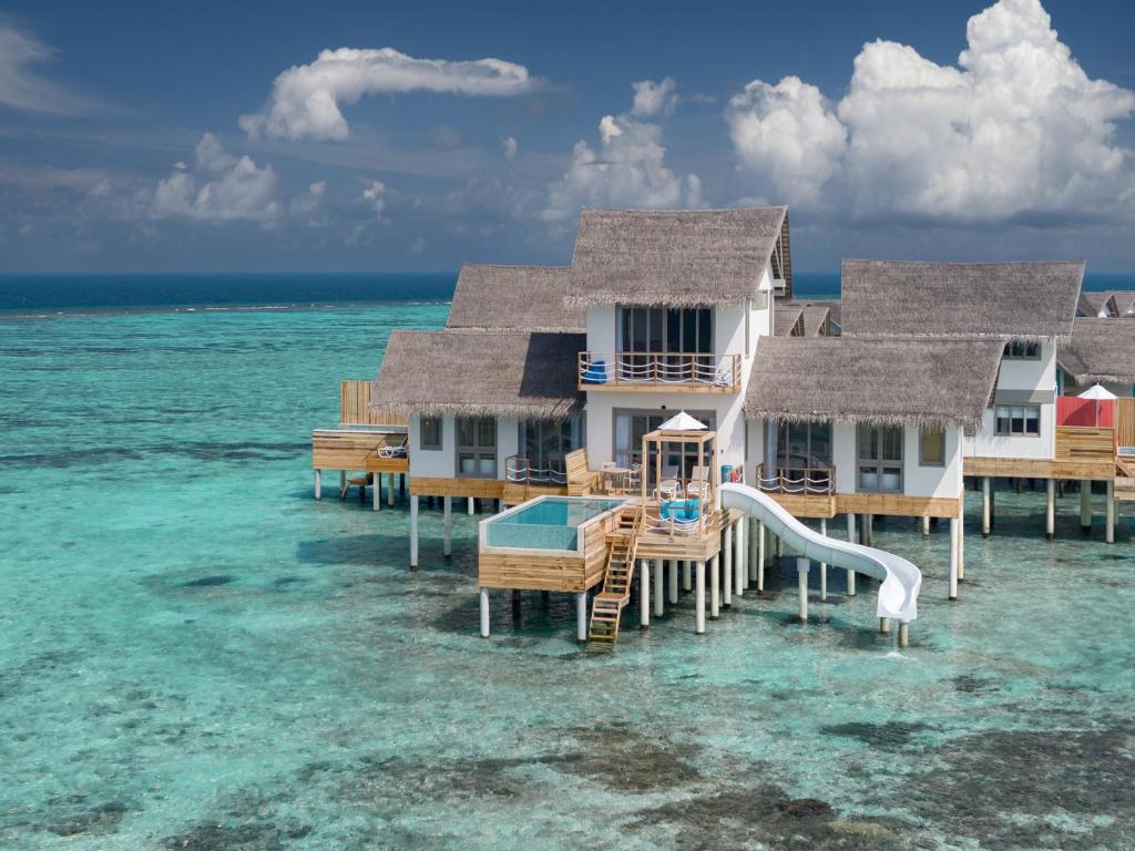 魯阿環礁的住宿－Cora Cora Maldives - Premium All-Inclusive Resort，水面上的房子,带水滑梯