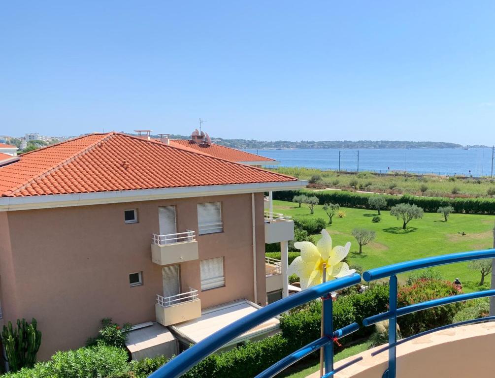 - un balcon offrant une vue sur un bâtiment dans l'établissement Appartement de standing, vue mer, tout à pied !, à Juan-les-Pins