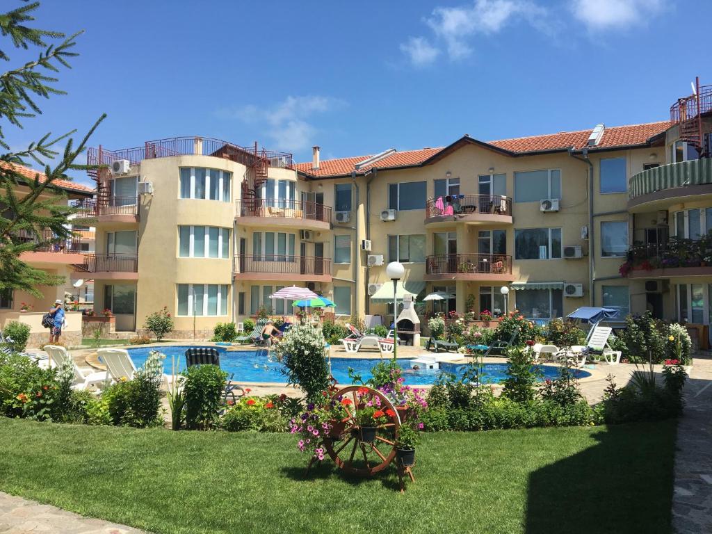 Holiday apartment in Kranevo with private pool and rooftop terrace