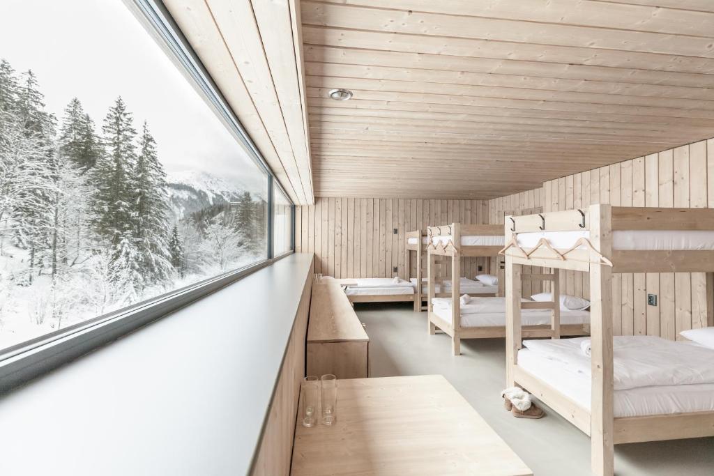 1 Schlafzimmer mit 2 Etagenbetten und einem Fenster in der Unterkunft Chata Zázvor in Tale
