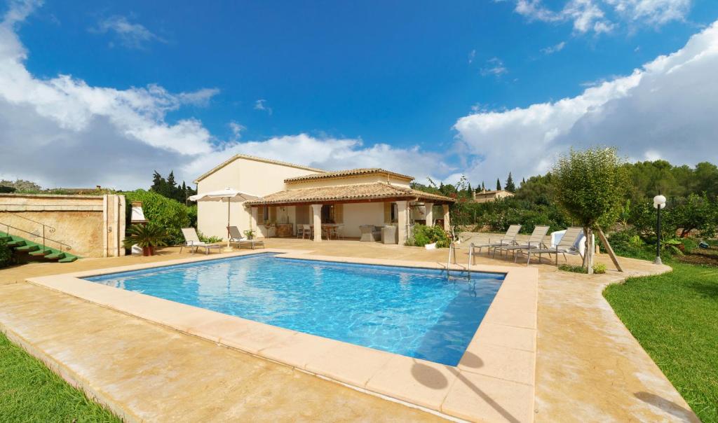 una piscina en el patio trasero de una casa en Villa Marina Malagarba By SunVillas Mallorca en Pollensa