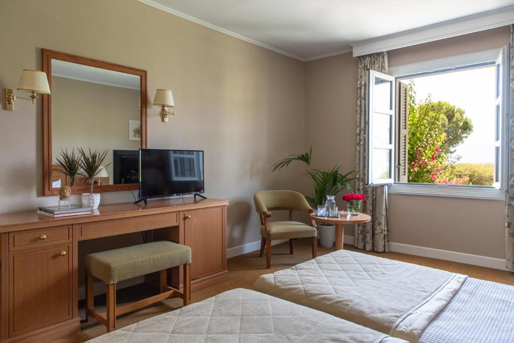 TV a/nebo společenská místnost v ubytování Amalia Hotel Nafplio