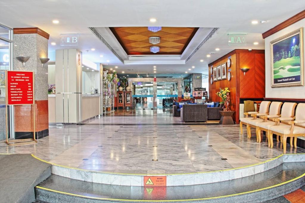 una hall di un centro commerciale con area d'attesa di Summit Pavilion Hotel a Bangkok