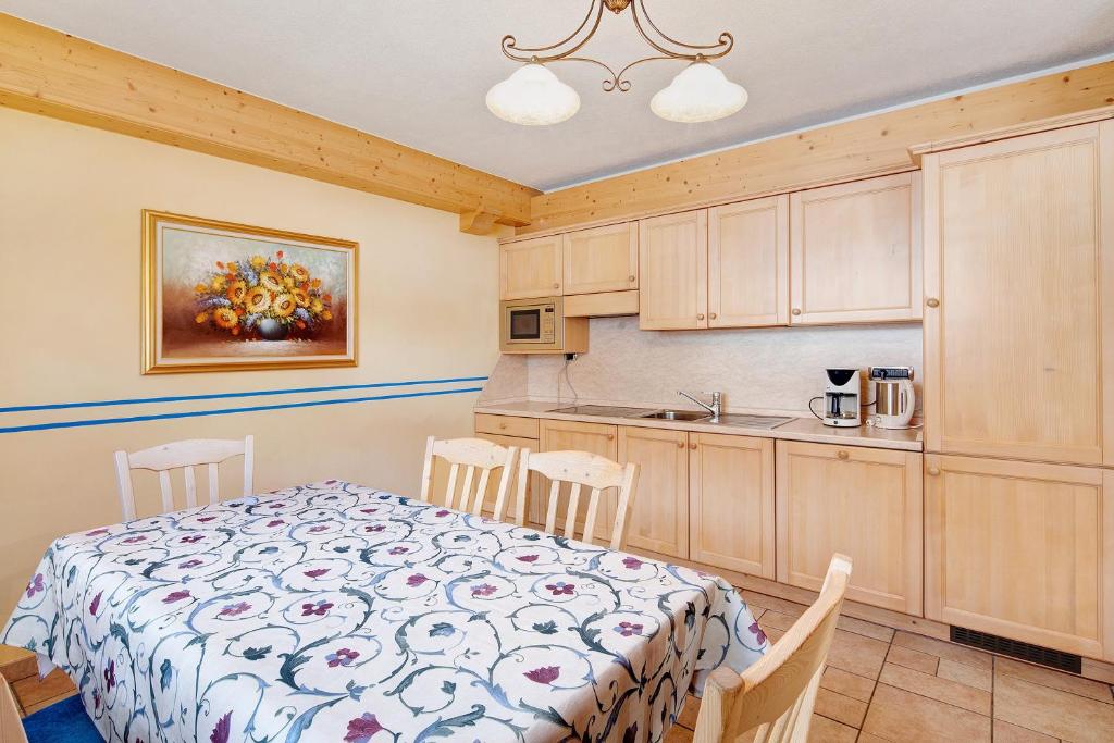 Kuchyňa alebo kuchynka v ubytovaní Chalet Betty Appartamento Larasc