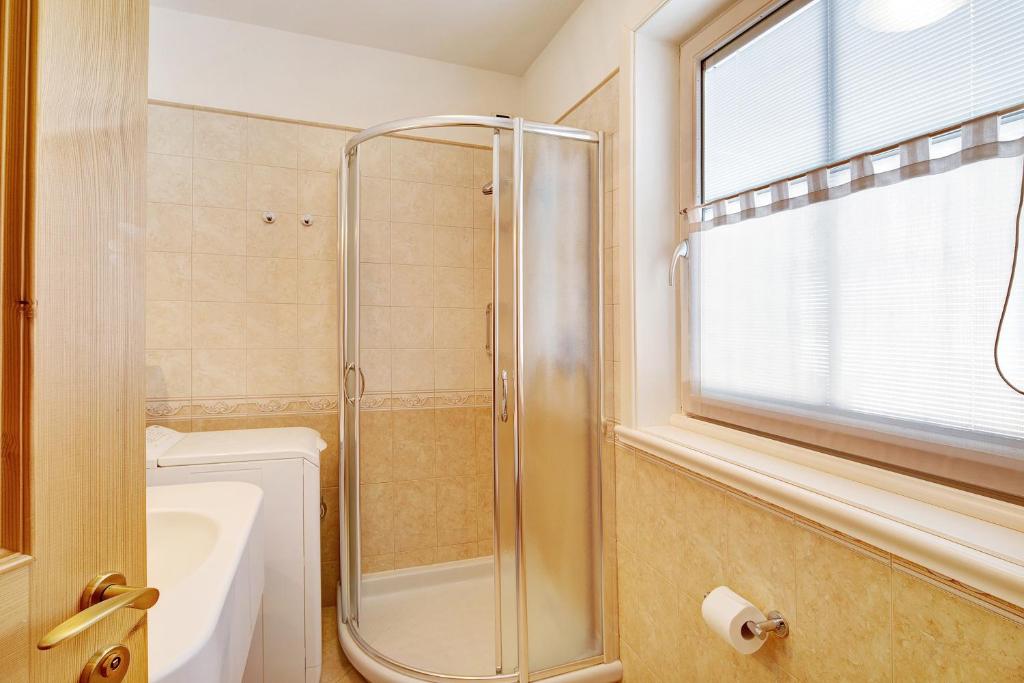 Kúpeľňa v ubytovaní Chalet Betty Appartamento Larasc