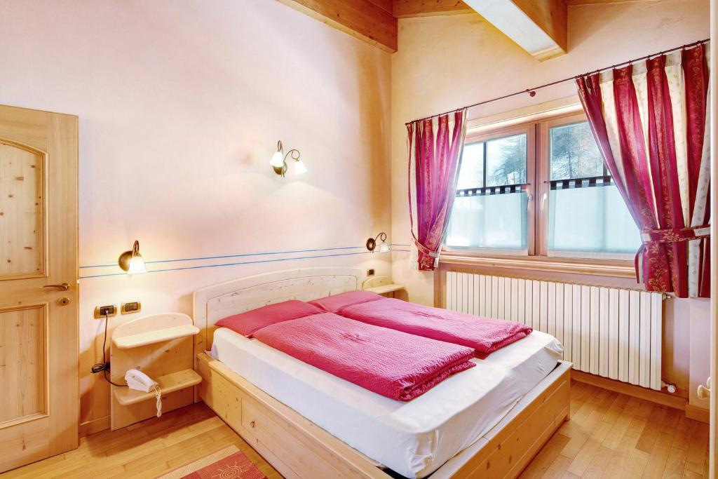 Posteľ alebo postele v izbe v ubytovaní Chalet Betty Appartamento Larasc