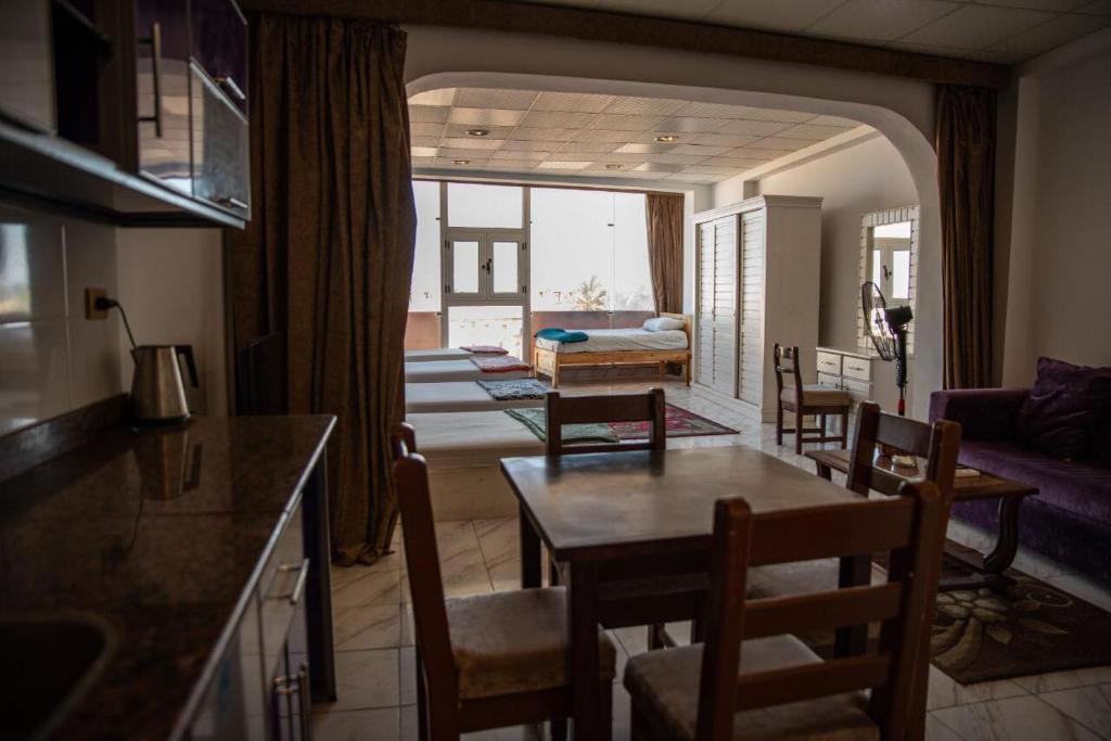 uma cozinha e sala de estar com mesa e cadeiras em Station House em Dahab