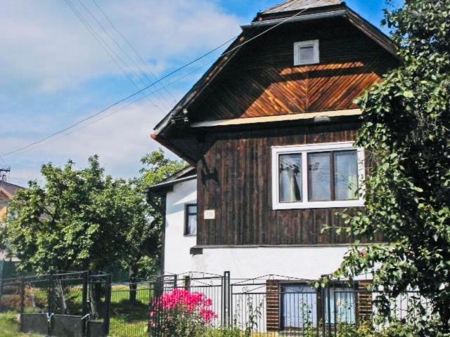 Casa con techo de madera y ventana en Holiday House with Sauna, en Východná