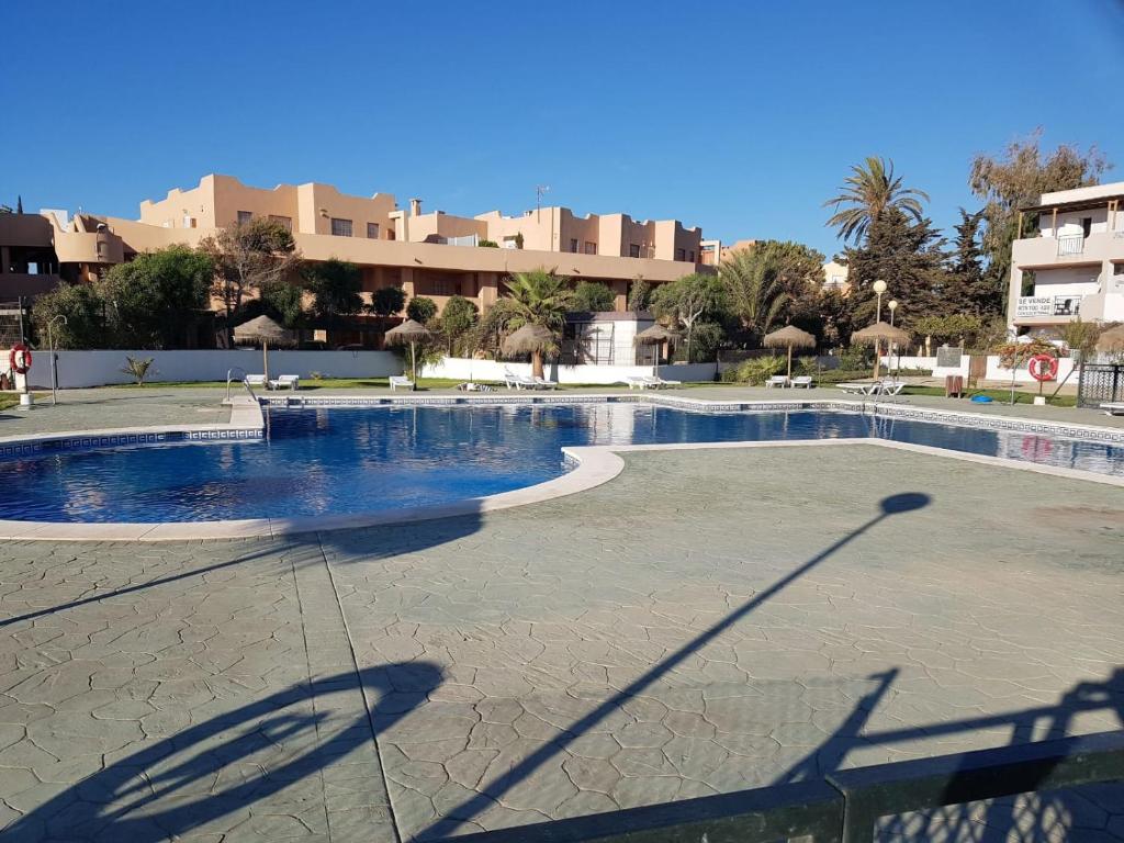 Bazén v ubytovaní Casa baja preciosa con jardín privado en primera línea naturista! alebo v jeho blízkosti