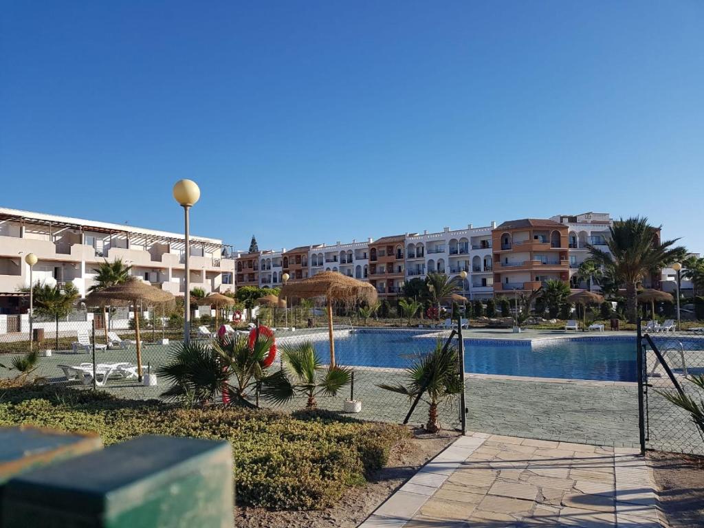 Bazén v ubytovaní Casa baja preciosa con jardín privado en primera línea naturista! alebo v jeho blízkosti