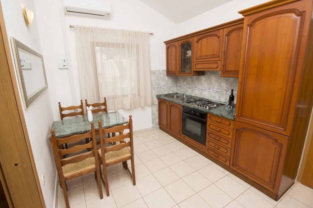 Kuchyňa alebo kuchynka v ubytovaní Apartment in Pisak with sea view, balcony, air conditioning, WiFi 3340-4