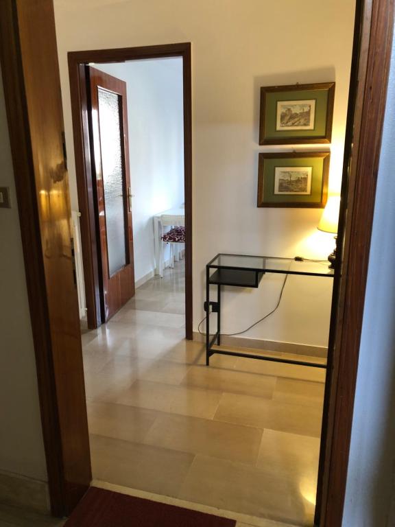 a hallway with a glass table and a mirror at La Pigna Verde in Taranto