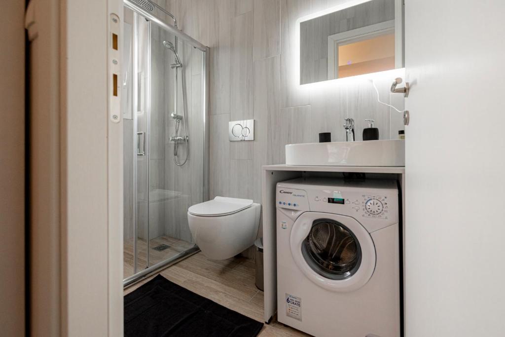 łazienka z pralką i toaletą w obiekcie Aphrodite Apartment w Atenach