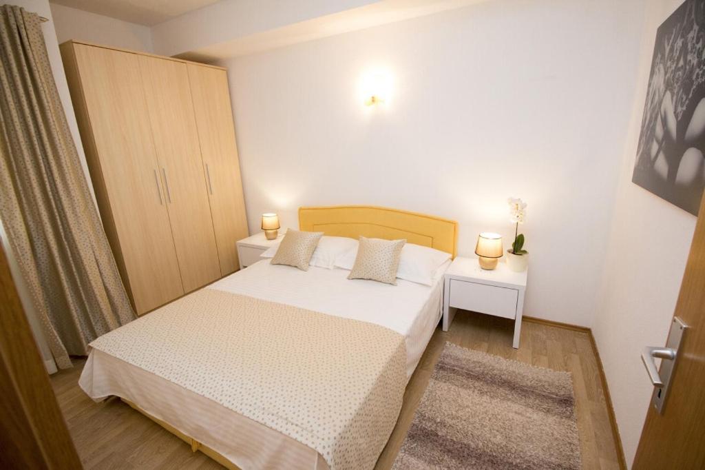 Posteľ alebo postele v izbe v ubytovaní Holiday apartment in Pisak with sea view, balcony, air conditioning, WiFi 3340-9
