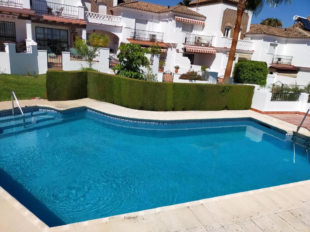 una piscina frente a un edificio en Nerja Sun Apartments Casa Cipreses 6, en Nerja