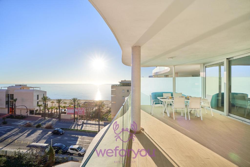 balkon domu z widokiem na ocean w obiekcie weforyou Sea Views Fuengirola 5 Wave w mieście Fuengirola