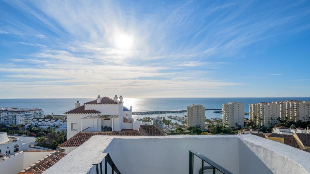 una vista sull'oceano dal balcone di un edificio di Puerto Blanco a Estepona