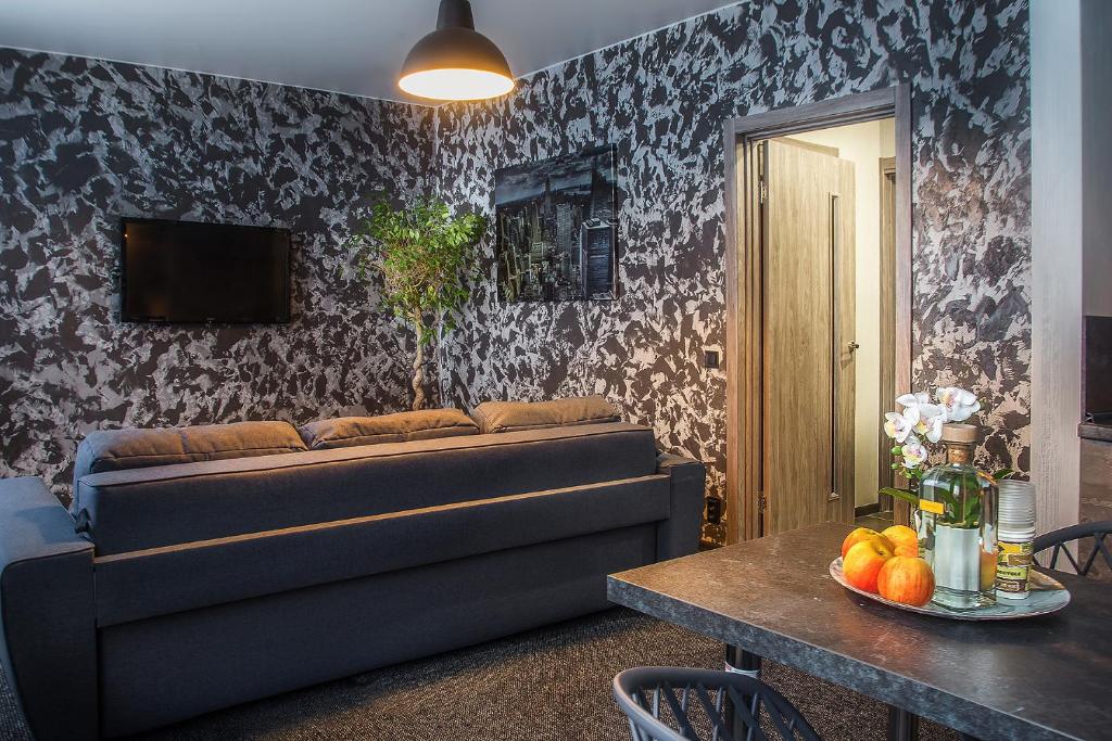 ein Wohnzimmer mit einem Sofa und einem Tisch in der Unterkunft Samira1 in Kiew