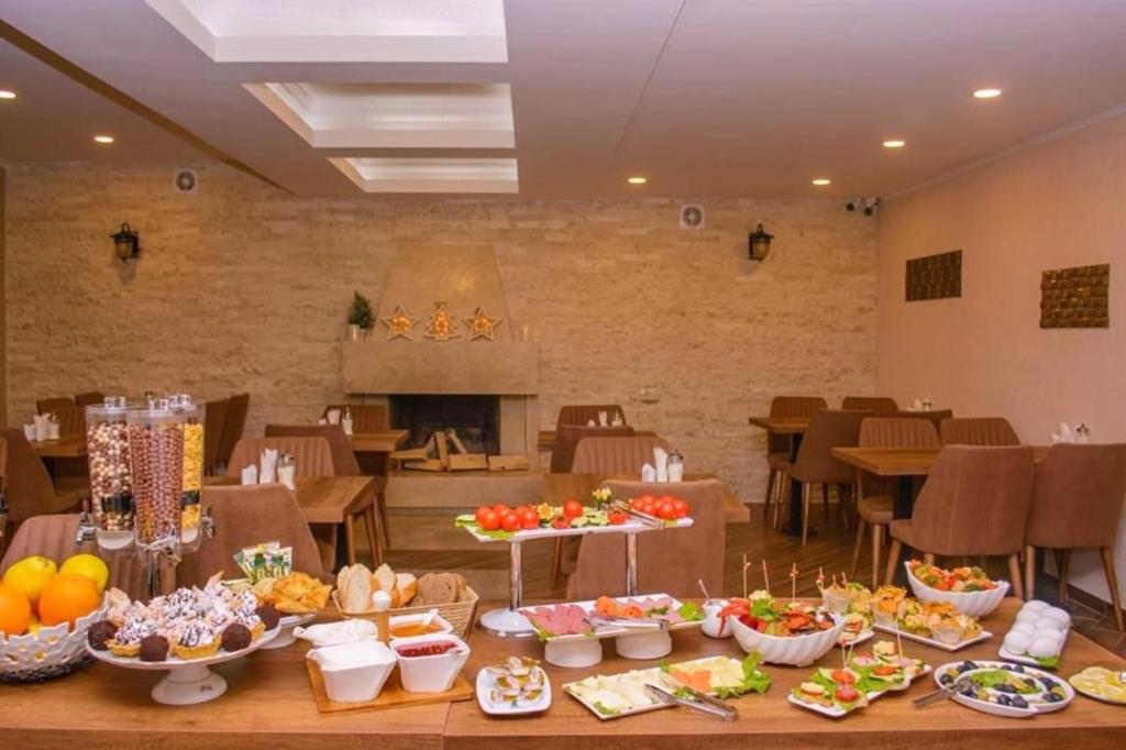 un tavolo con un sacco di cibo sopra di Hotel King David Bakuriani a Bakuriani