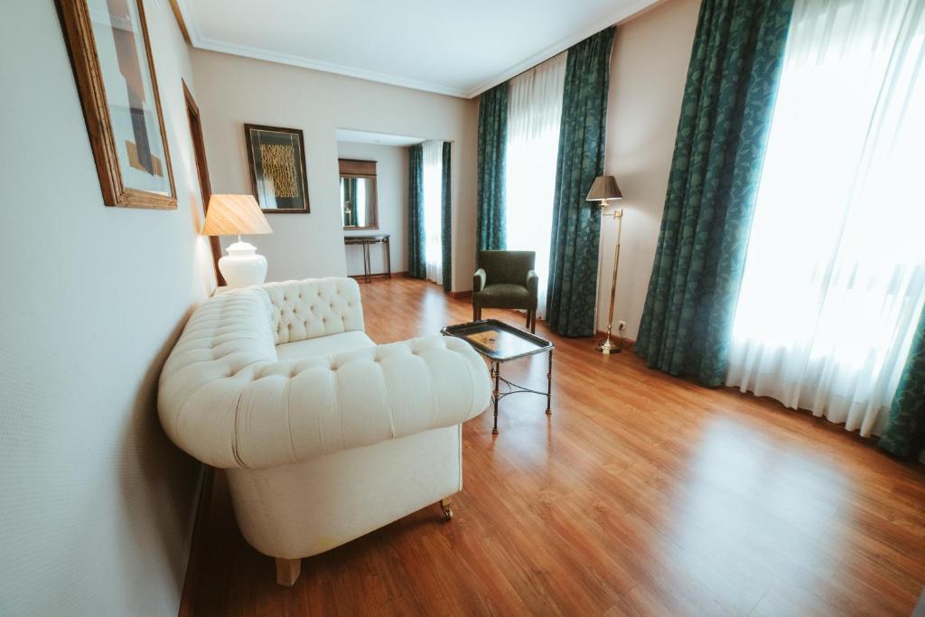 Postel nebo postele na pokoji v ubytování Barceló León Conde Luna