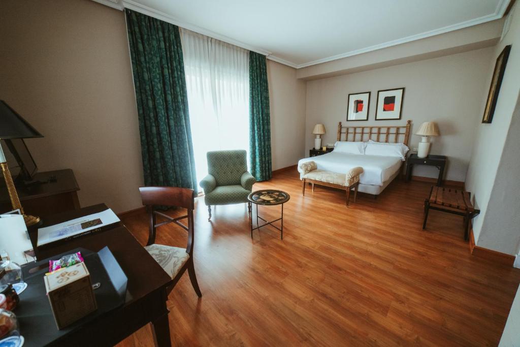 Postel nebo postele na pokoji v ubytování Barceló León Conde Luna