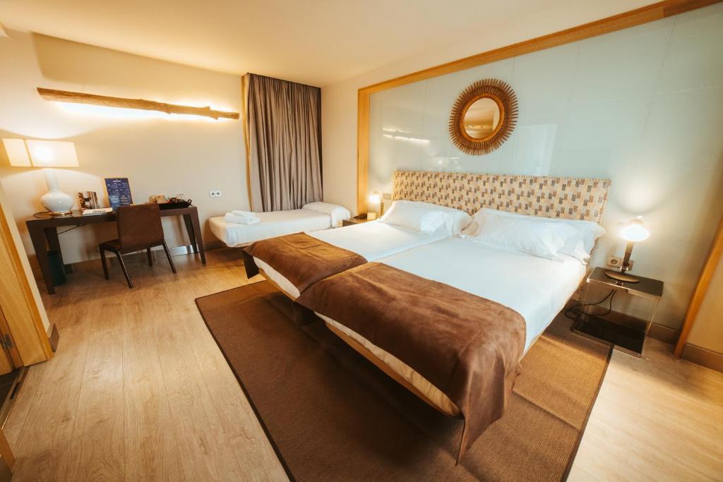 Postel nebo postele na pokoji v ubytování Barceló León Conde Luna