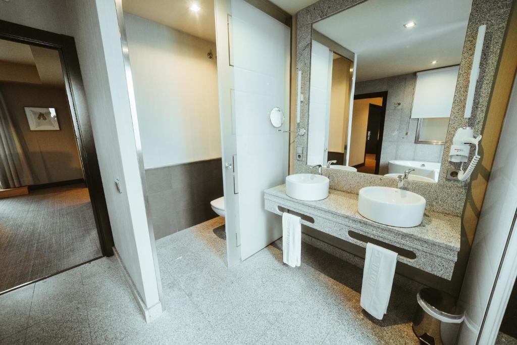 Koupelna v ubytování Barceló León Conde Luna