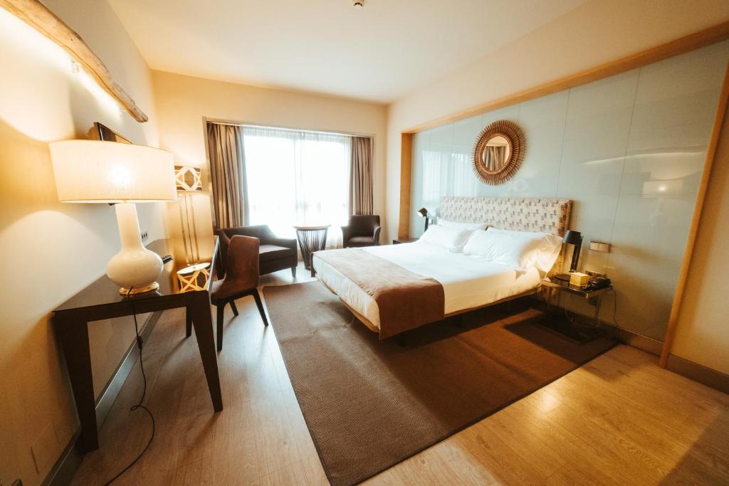 Postel nebo postele na pokoji v ubytování Barceló León Conde Luna