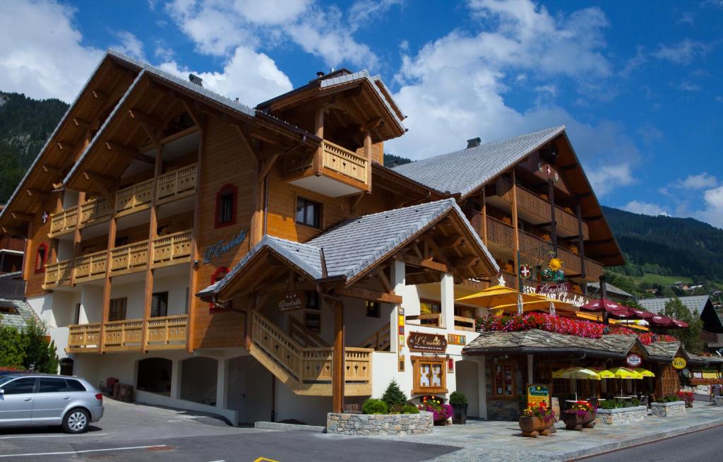 Nespecifikovaný výhled na hory nebo výhled na hory při pohledu z hotelu