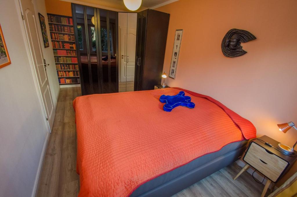 a bedroom with a bed with a blue animal on it at Ferienwohnung Cologne in Cologne