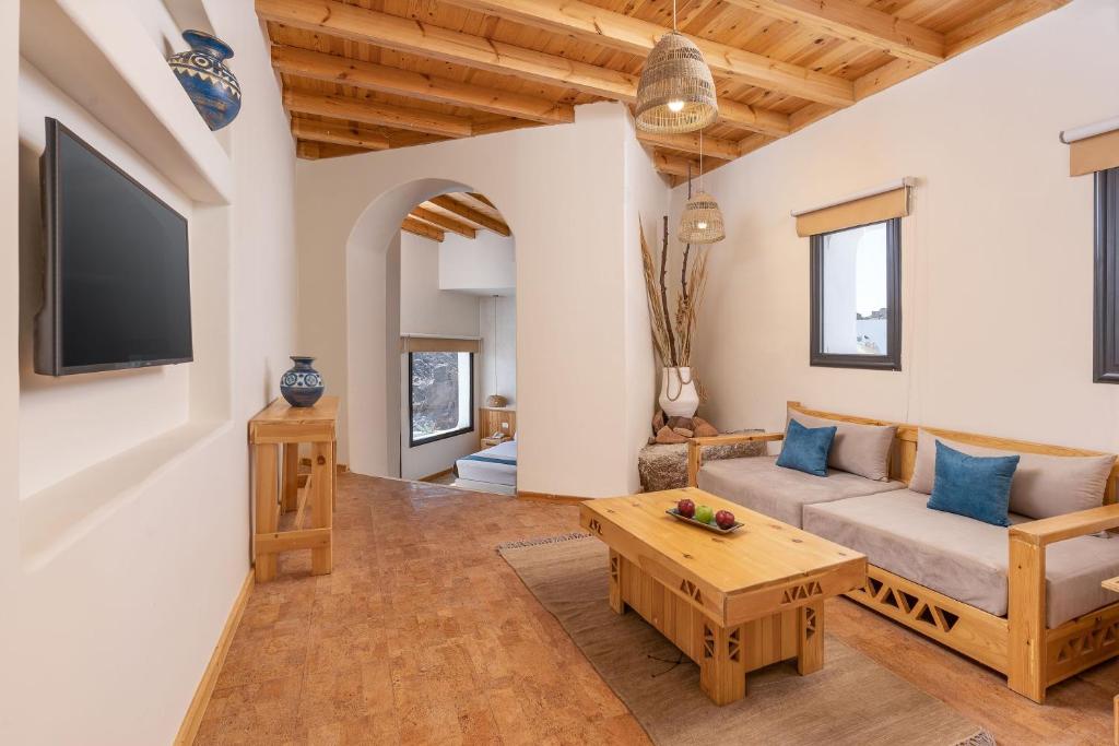 TV a/nebo společenská místnost v ubytování Benben by Dhara Hotels - Adults Only