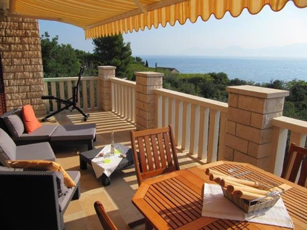Balkón alebo terasa v ubytovaní Apartment in Sucuraj with sea view, terrace, air conditioning, WiFi 3354-1